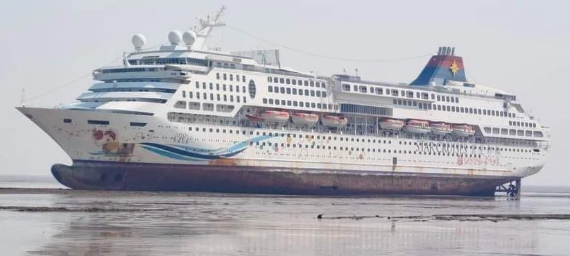 SuperStar Aquarius and SuperStar Gemini Scrapped In Alang Diving
